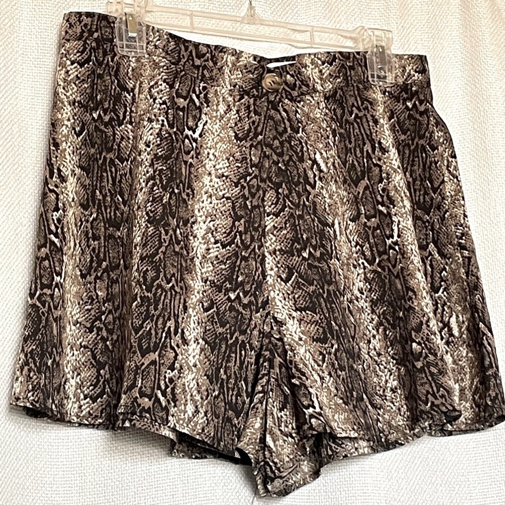 NWT THML snake print skort